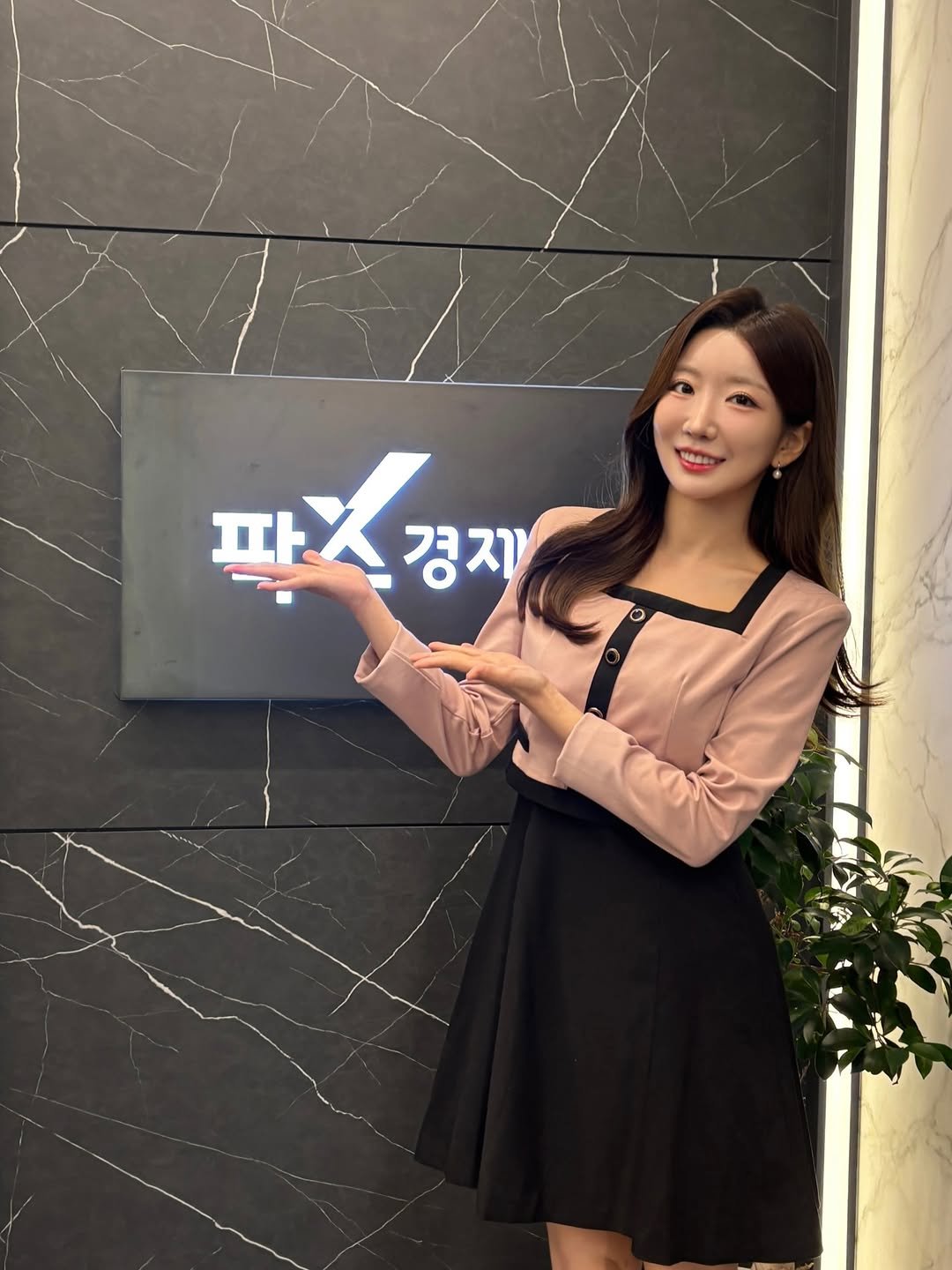 Photo by 서수진 on December 30, 2025. May be an image of one or more people, hair, newsroom and text that says '팍스경제 파스 파스 경지'.