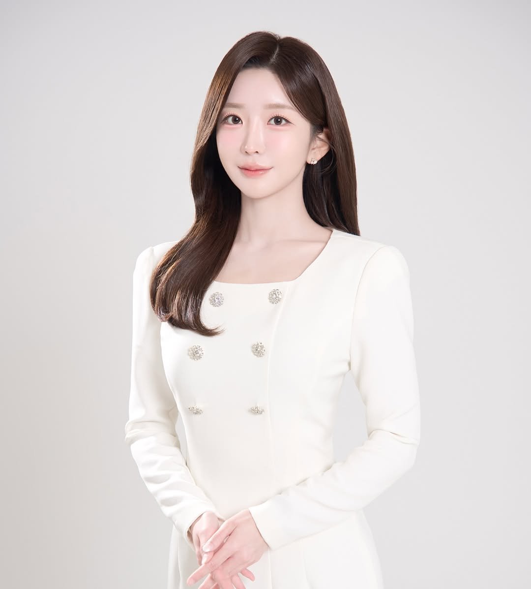 Photo by 서수진 on January 22, 2026. May be an image of one or more people, hair, dress and text.