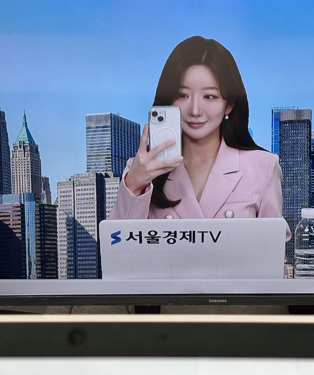 Photo by 서수진 on February 23, 2026. May be an image of newsroom and text.