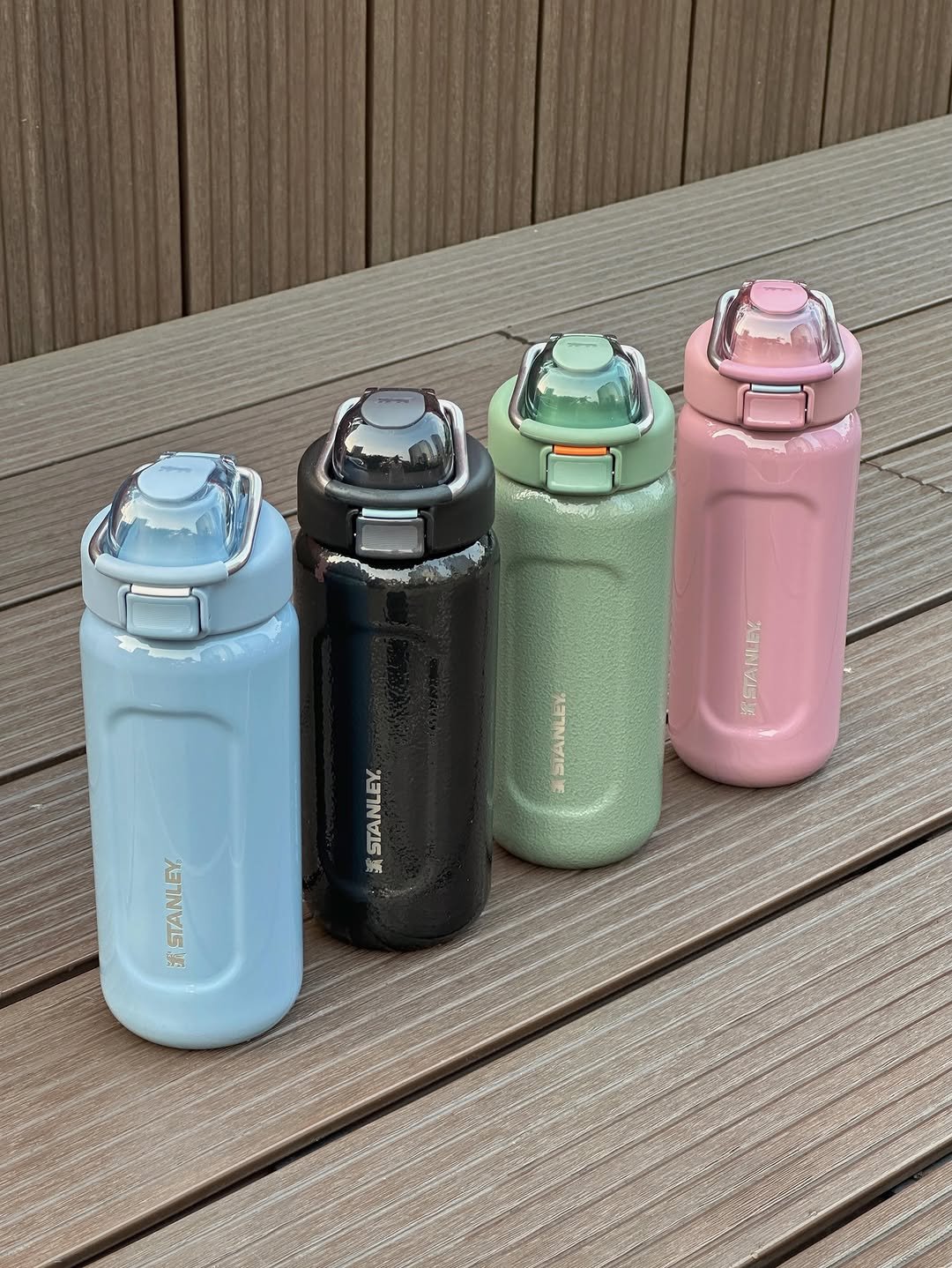 stanley1913_indonesia 게시물 이미지: With a push button lid and an easy carry loop,...