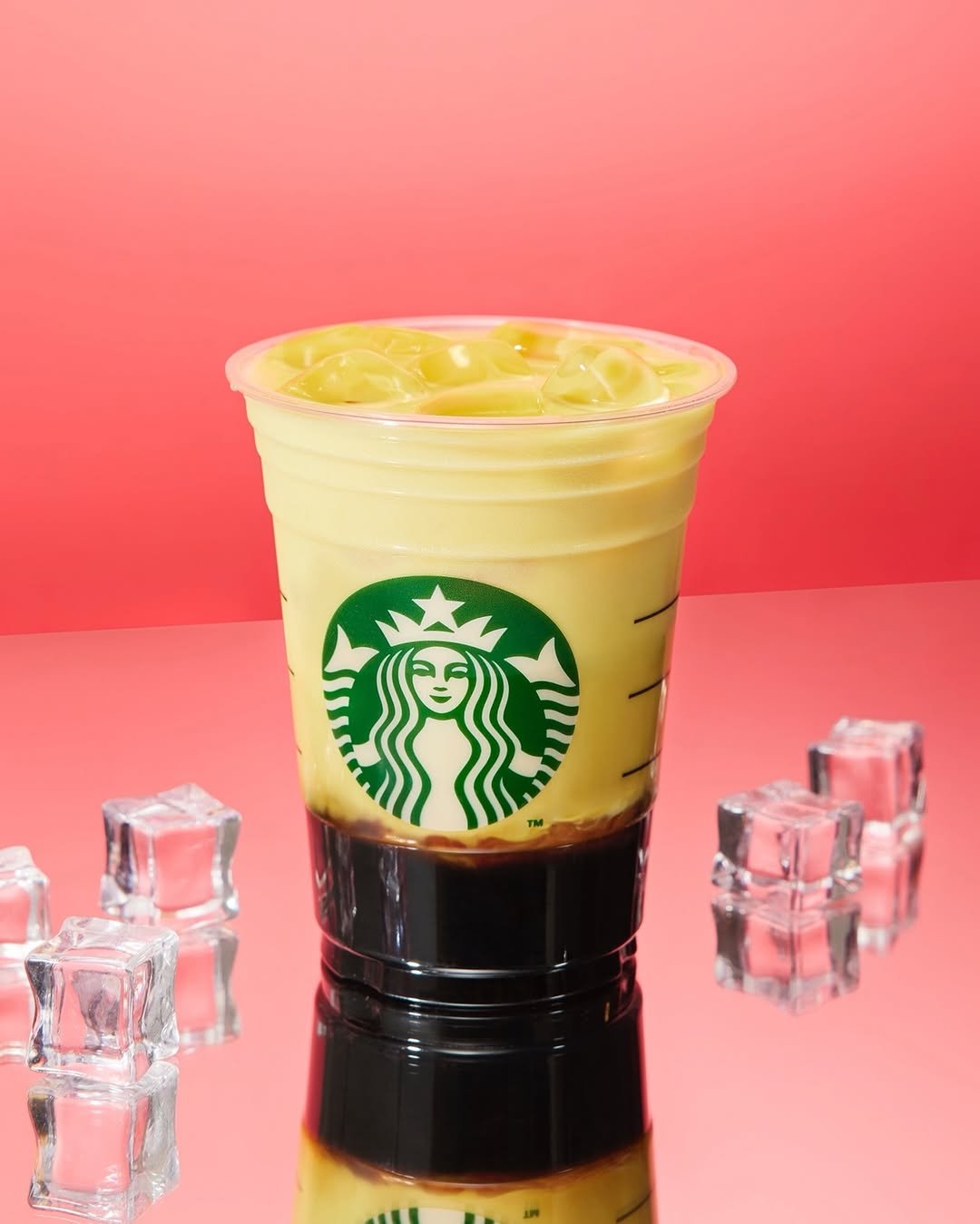 Photo by 스타벅스 코리아 on July 30, 2025. May be an image of drink and text.