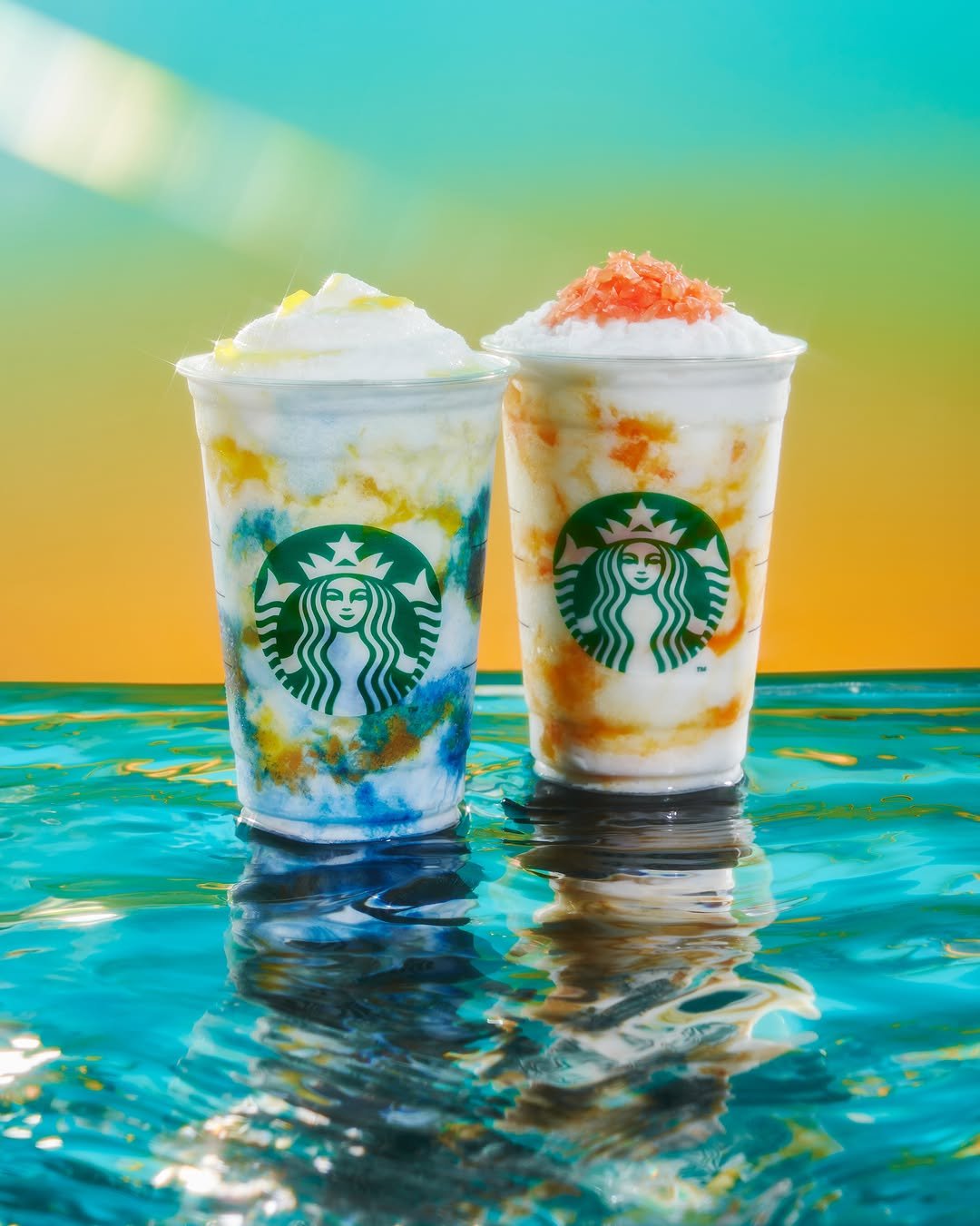 starbuckskorea 게시물 이미지: ⠀⠀⠀⠀⠀⠀⠀
같은 코코넛, 다른 무드🥥

🩵파인애플 블루 코코 프라푸치노
🧡자몽...