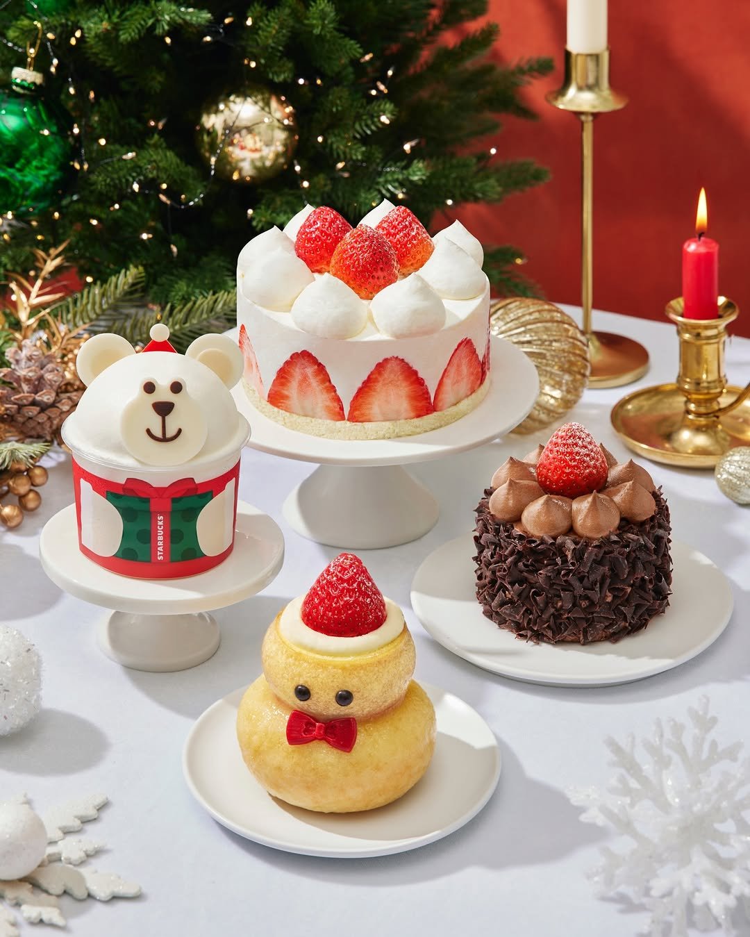 Photo by 스타벅스 코리아 on November 27, 2025. May be an image of gingerbread cookie, fruitcake, chocolate cake, chocolate mousse, snowman and text.