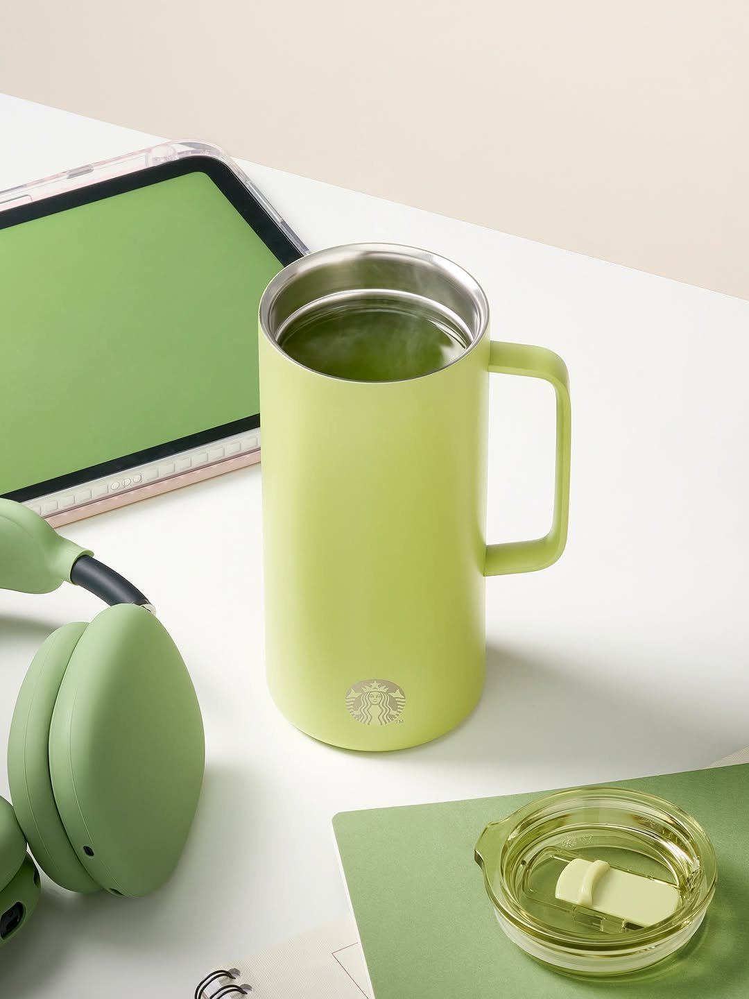 Photo by 스타벅스 코리아 on February 19, 2026. May be an image of coffee cup, tea maker and text.