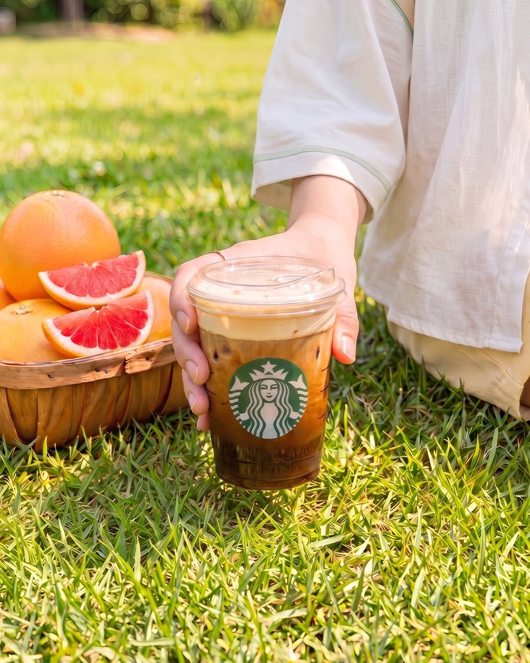 starbuckskorea 게시물 이미지: ⠀⠀
부드러운 목넘김을 즐길 수 있는 에어로카노에
산뜻한 자몽 허니 소스가...