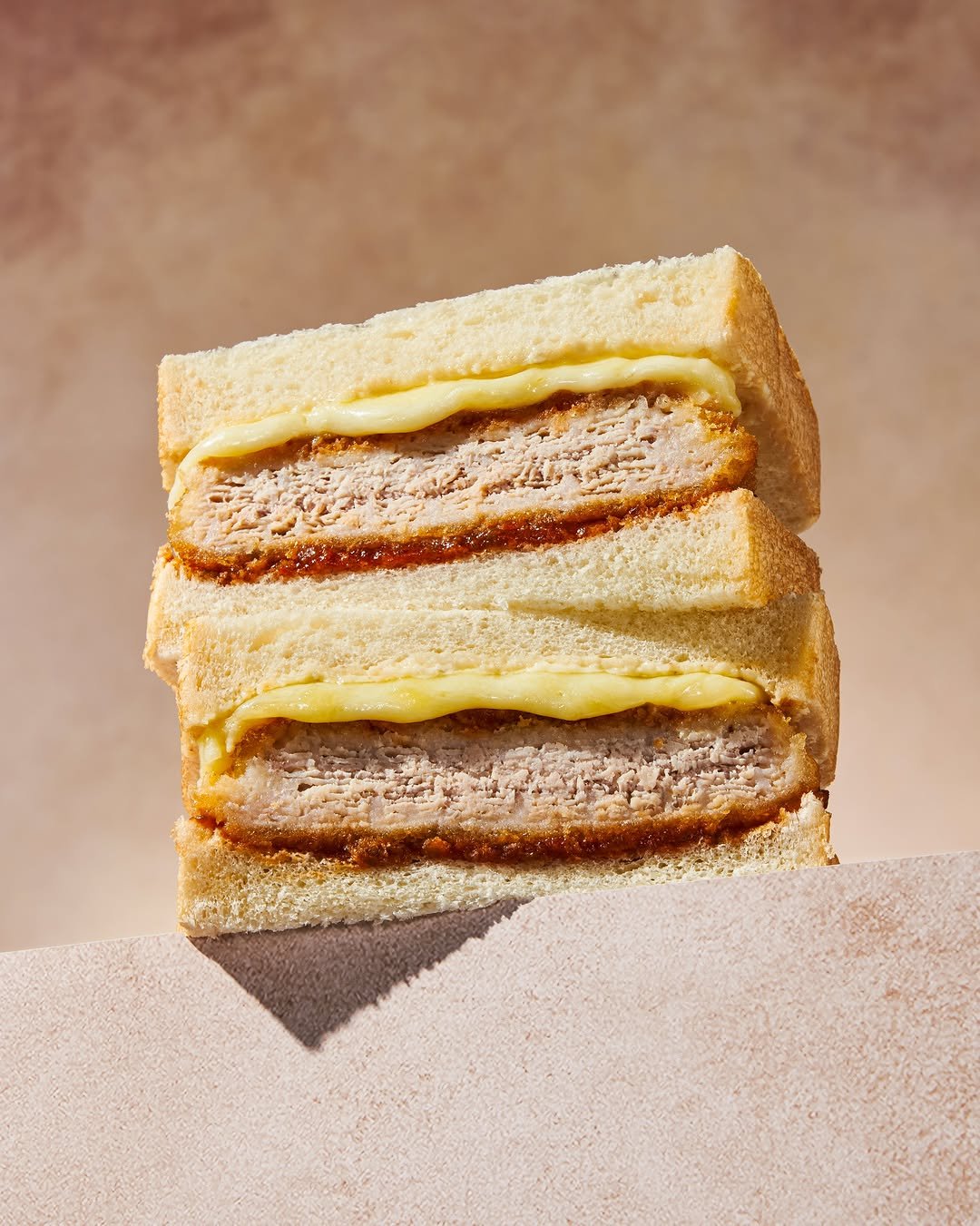 starbuckskorea 게시물 이미지: ⠀⠀⠀⠀⠀⠀⠀
폭신한 식빵 사이,
바삭한 포크 커틀릿과
고소한 모짜렐라 치즈...