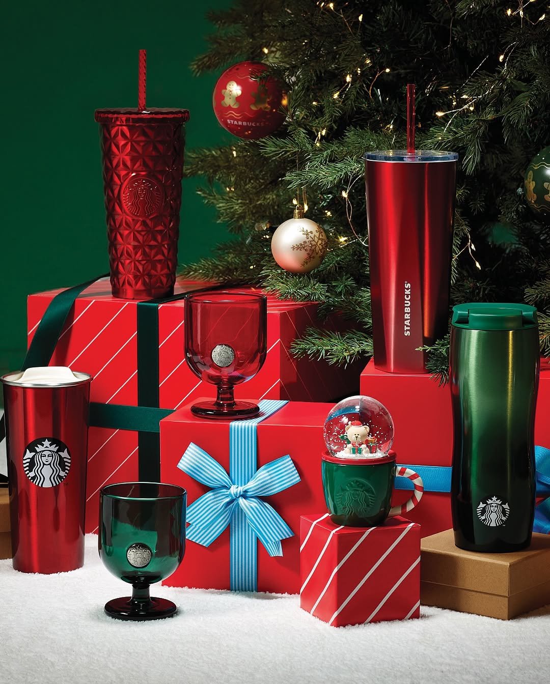 Photo by 스타벅스 코리아 on October 26, 2025. May be an image of cup, shaker, flask, cocktail shaker, water bottle, shot glass and text.