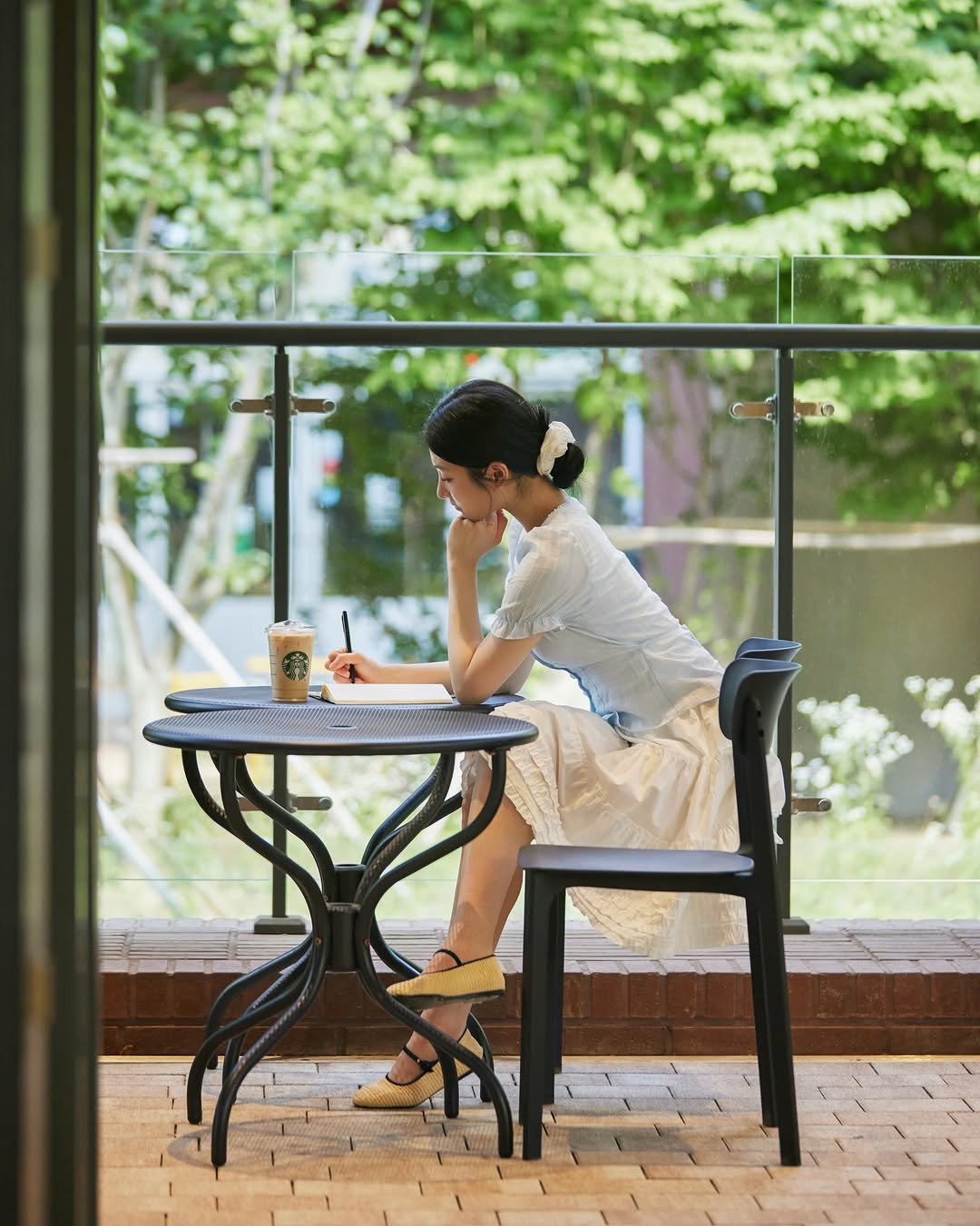 starbuckskorea 게시물 이미지: ⠀⠀⠀⠀⠀⠀⠀
창밖의 초록이 기분 좋게 번지는 자리
부드러운 블렌드의 블론드 카페...
