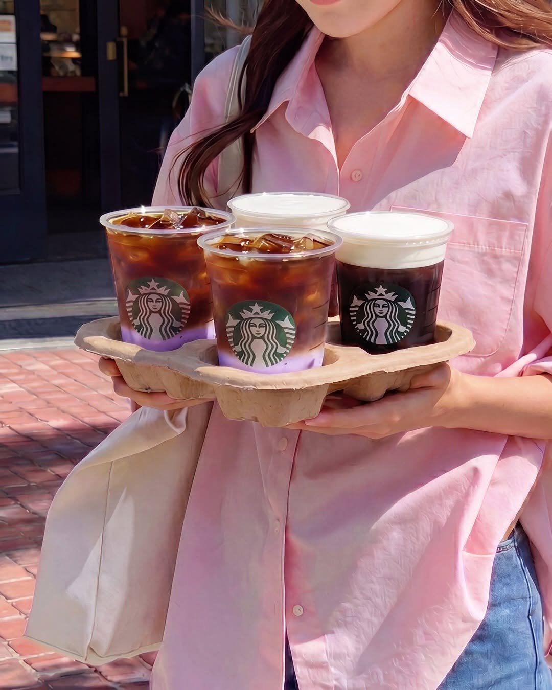 starbuckskorea 게시물 이미지: ⠀⠀
하루의 시작부터 끝까지
자연스럽게 스며드는 한 잔 ☕

바쁜 순간에도, 잠깐의...