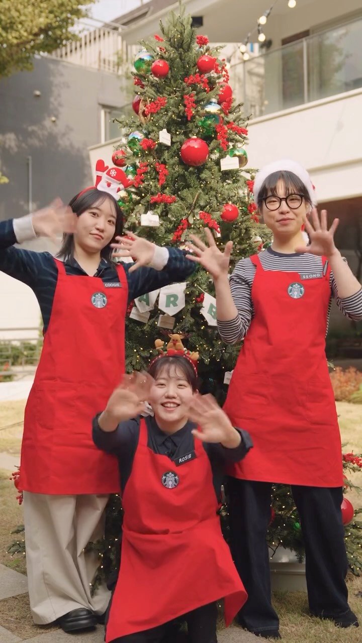 starbuckskorea 게시물 이미지: ⠀
요즘 스타벅스 완전 크리스마스 느낌이 납니다🎄♥️
파트너들이 뽑은 이번...