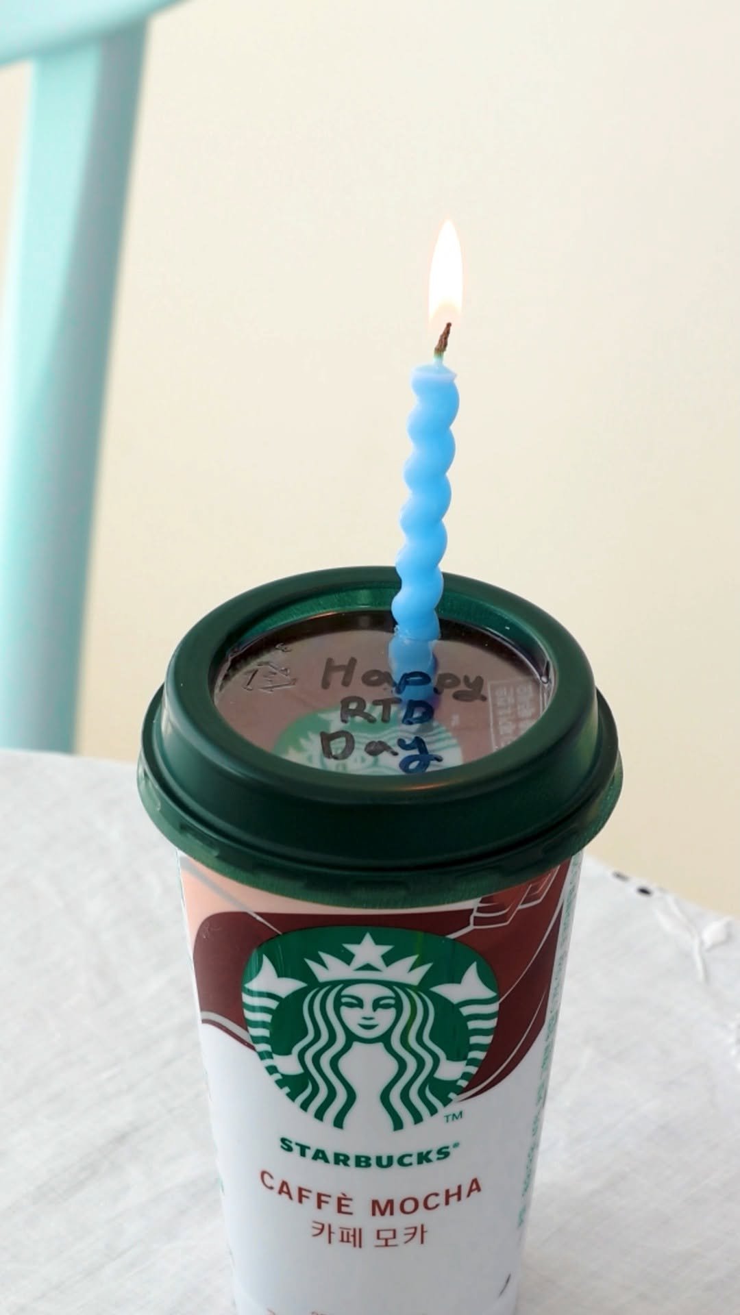 starbucksrtd 게시물 이미지: 🍫카페 모카와 함께하는 HAPPY RTD DAY💚

화면을 향해 후-🌬️
촛불을...