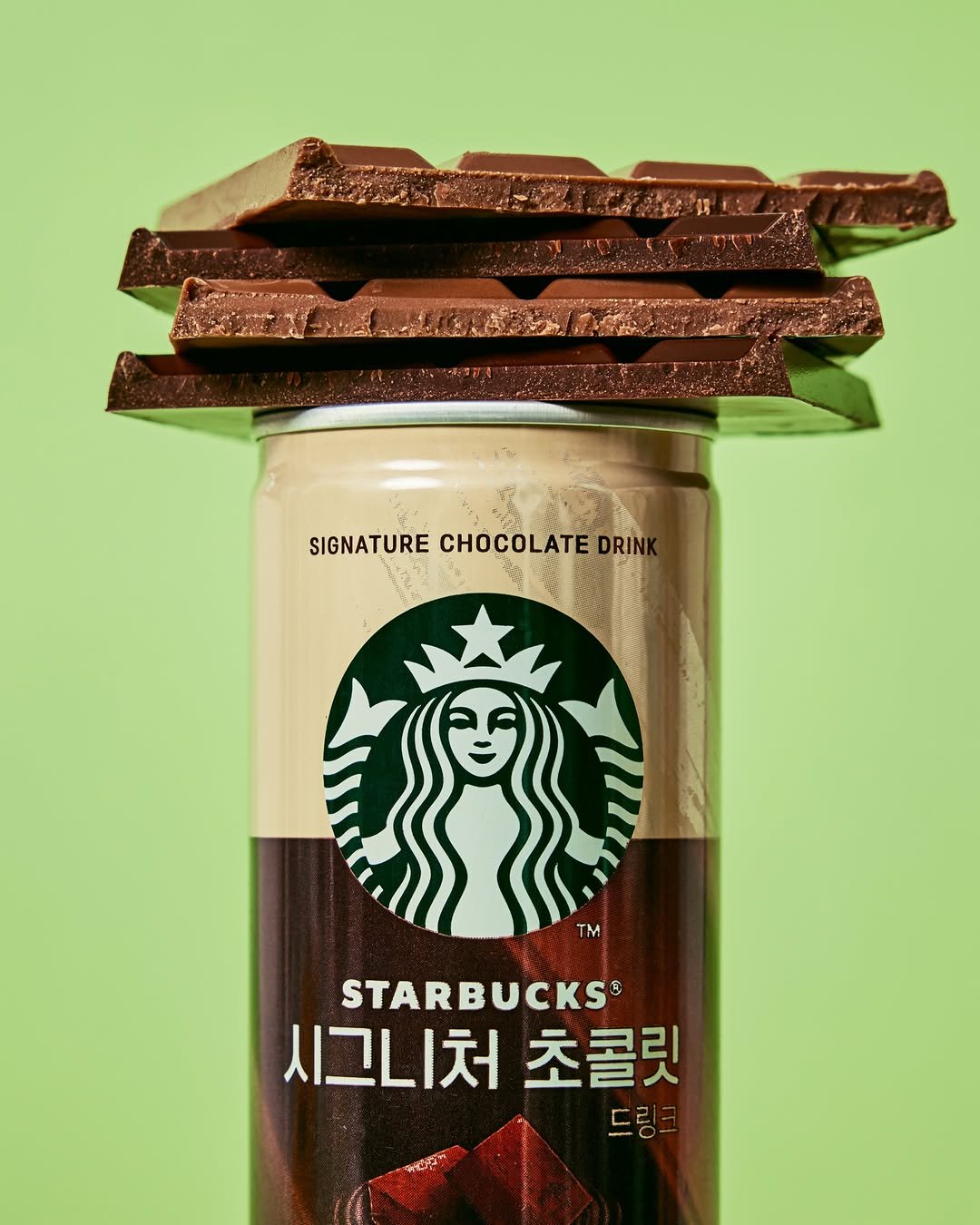 starbucksrtd 게시물 이미지: 캔을 따는 순간부터 퍼지는
시그니처 초콜릿의 부드러움🍫

일상 속 언제 어디서나...