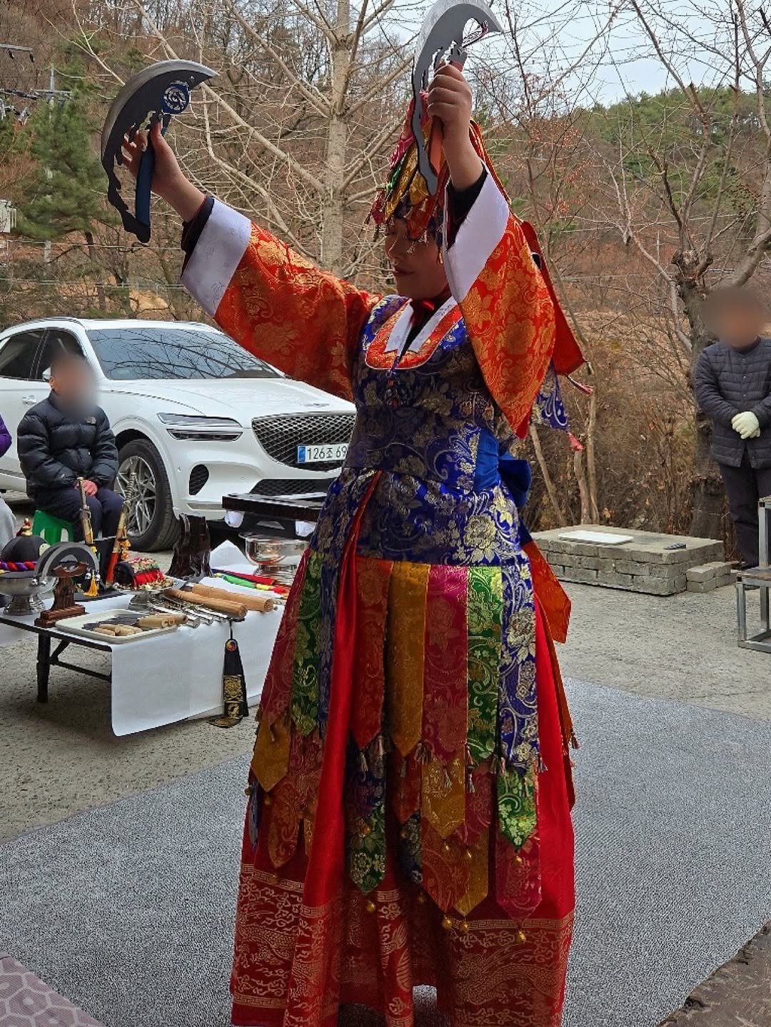 Photo by 무당 I 부산점집 애동제자 별하신녀 on March 18, 2026. May be an image of costume, headdress, Gyeongbokgung Palace and text that says '126조69 126'.
