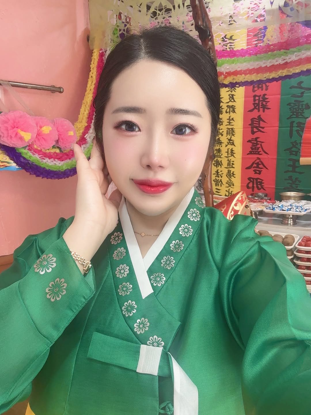 starha_0729 게시물 이미지: 한복입고 이쁜척✌️

어릴때부터 한복집만 지나가면 한 참을 넋놓고 쳐다보고 
홀린듯...
