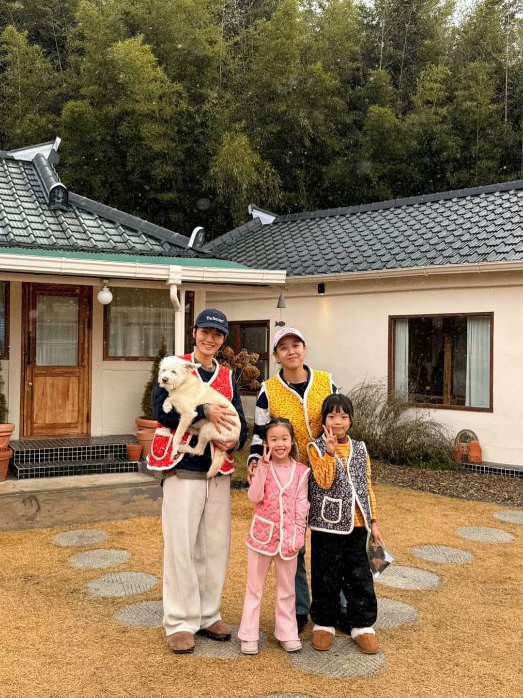 Photo by 시작에 머물다 | 옥천 감성숙소 on December 14, 2025. May be an image of one or more people, Gyeongbokgung Palace and text.