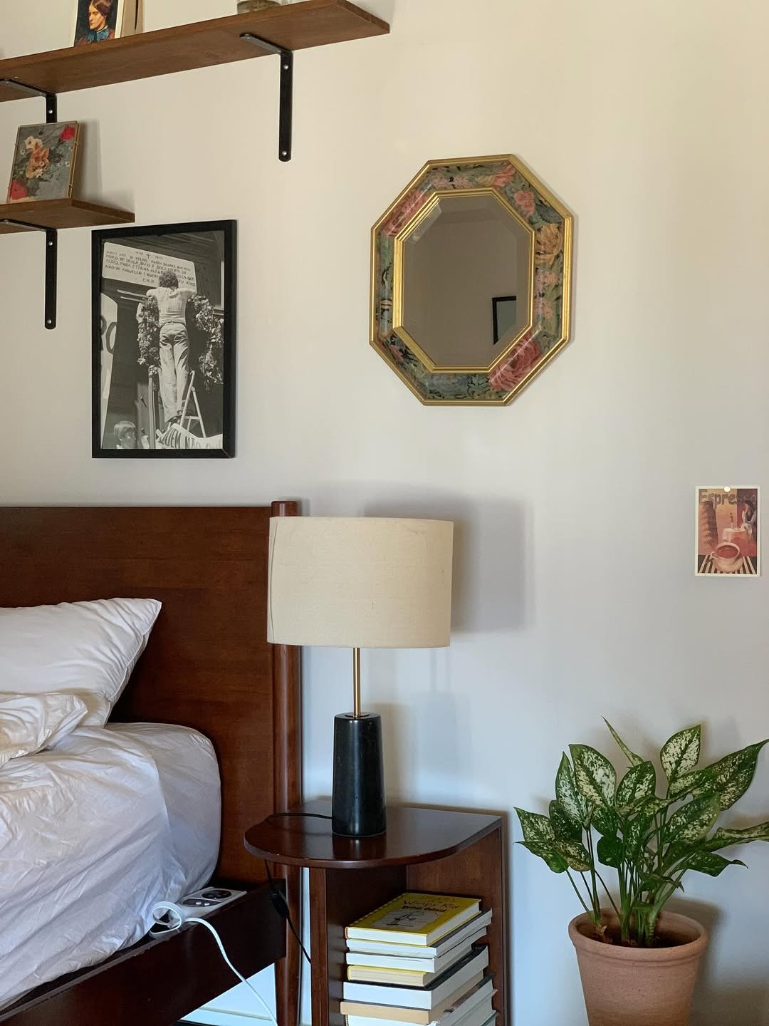 Photo by 시작에 머물다 | 옥천 감성숙소 on January 30, 2026. May be an image of house plant, indoors, bedroom and text.