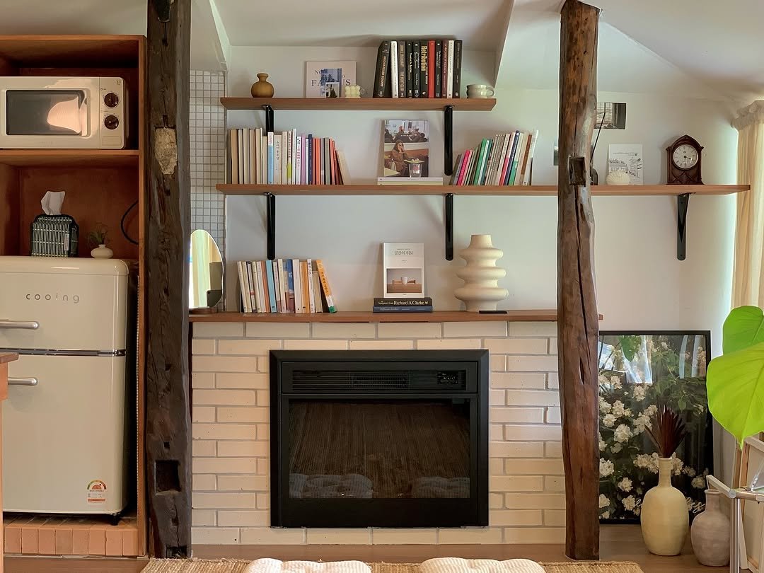 Photo by 시작에 머물다 | 옥천 감성숙소 on August 17, 2025. May be an image of stove, rack, fireplace, shelf, indoors, living room, hearth and text.