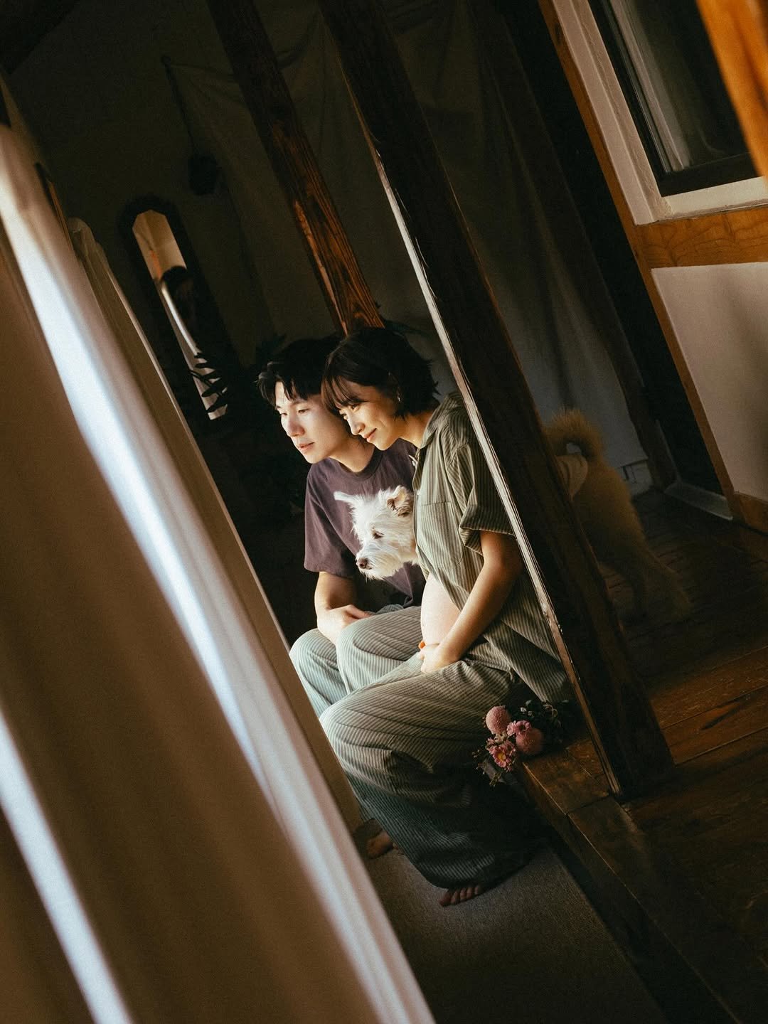 Photo by 시작에 머물다 | 옥천 감성숙소 on February 06, 2026. May be an image of child, curtains, mirror and text.