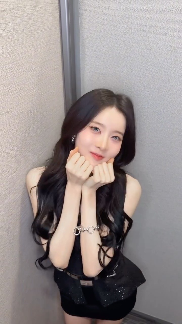 stayc_highup 게시물 이미지: 👀

#STAYC #스테이씨 
#Sieun #시은