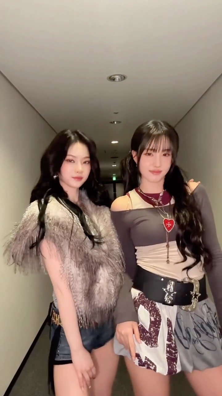 stayc_highup 게시물 이미지: strut👊

#STAYC #스테이씨 
#ISA #Yoon