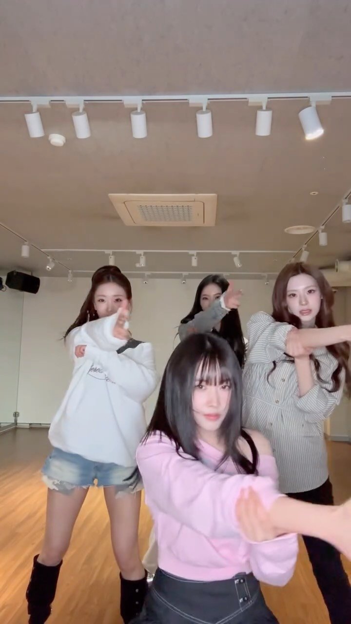 stayc_highup 게시물 이미지: Look at me😎

#STAYC #스테이씨