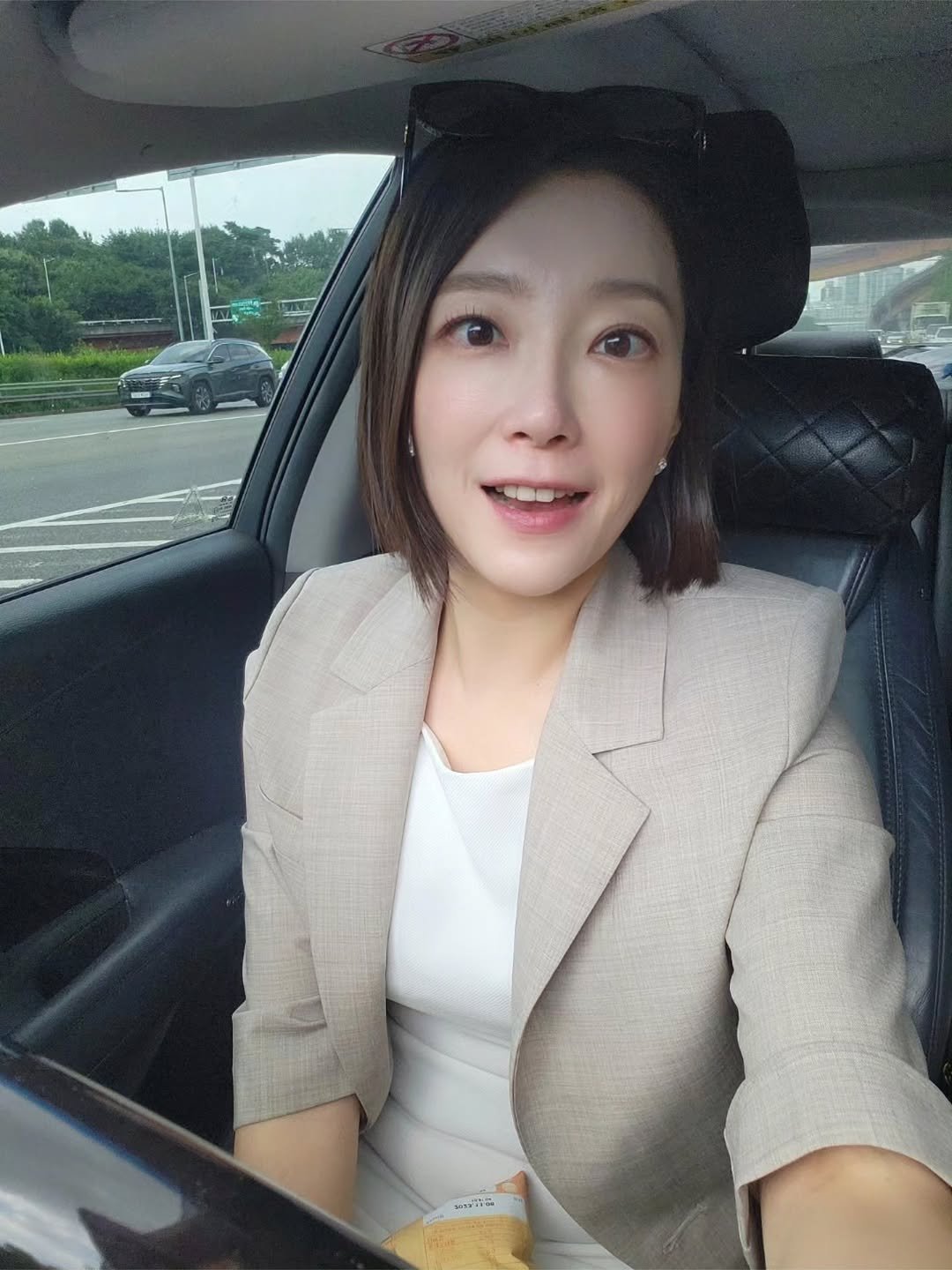 Photo shared by 염지혜 on January 31, 2026 tagging @ohvely22, and @real_jinhyuk. May be an image of one or more people, hair, blazer, suit and text.