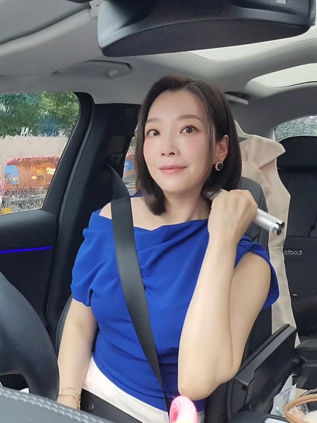 Photo by 염지혜 on September 12, 2025. May be an image of 1 person, car, seatbelt, sling and text.