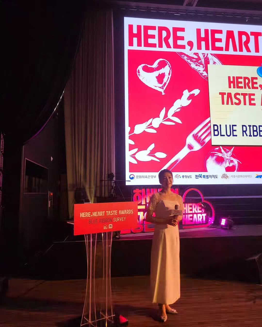 Photo by 염지혜 on December 13, 2025. May be an image of heart, microphone and text.