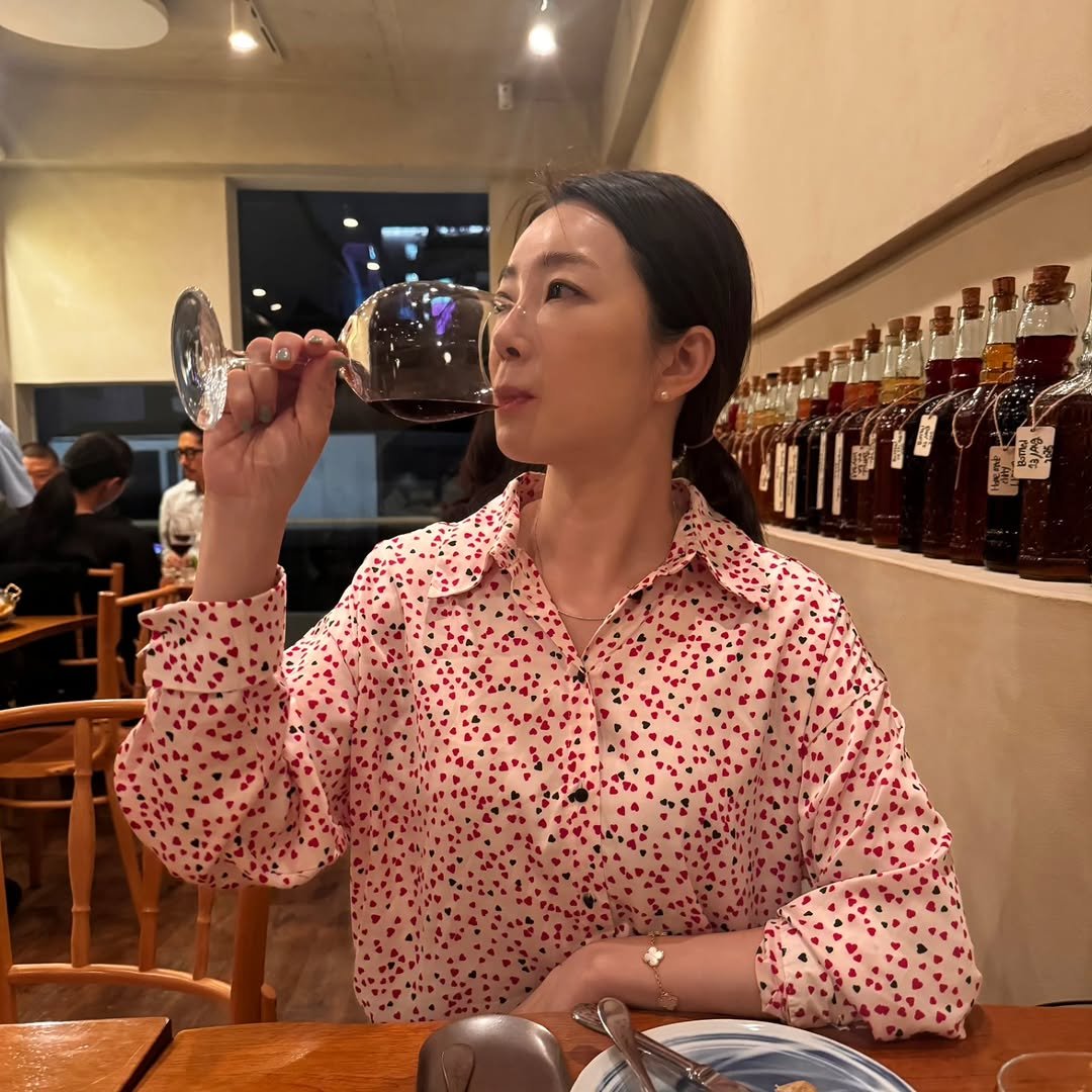 Photo by 염지혜 on September 27, 2025. May be an image of 3 people, wine, wine glass, wine bottle, silver oak tree and text.