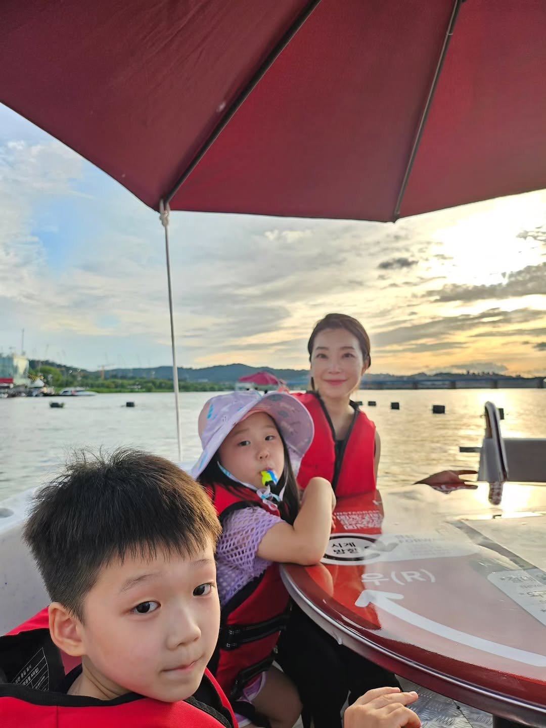 Photo by 염지혜 on September 16, 2025. May be an image of 2 people, jet ski and text.