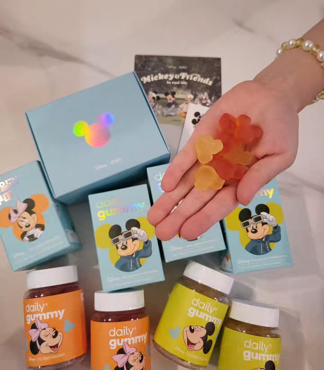 Photo by 염지혜 on September 20, 2025. May be an image of 1 person, hand cream and text that says 'MickeyePriends Pat tàe ឯកលផ daly adiy guminy gun ny daily gummy gummy daily daily gummmy daily gummy'.