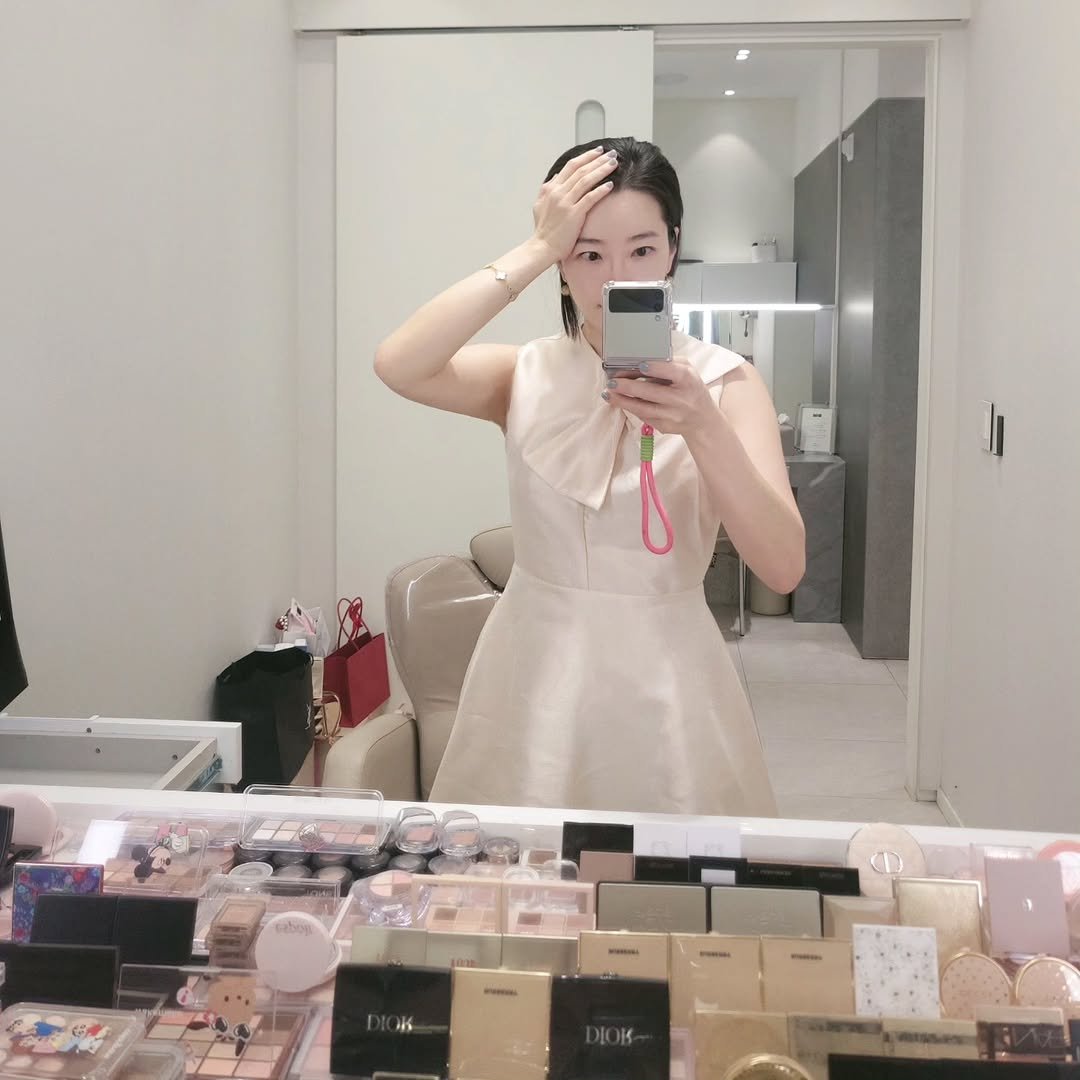 Photo by 염지혜 on September 19, 2025. May be a selfie of 1 person, braids, mirror, dress and text.