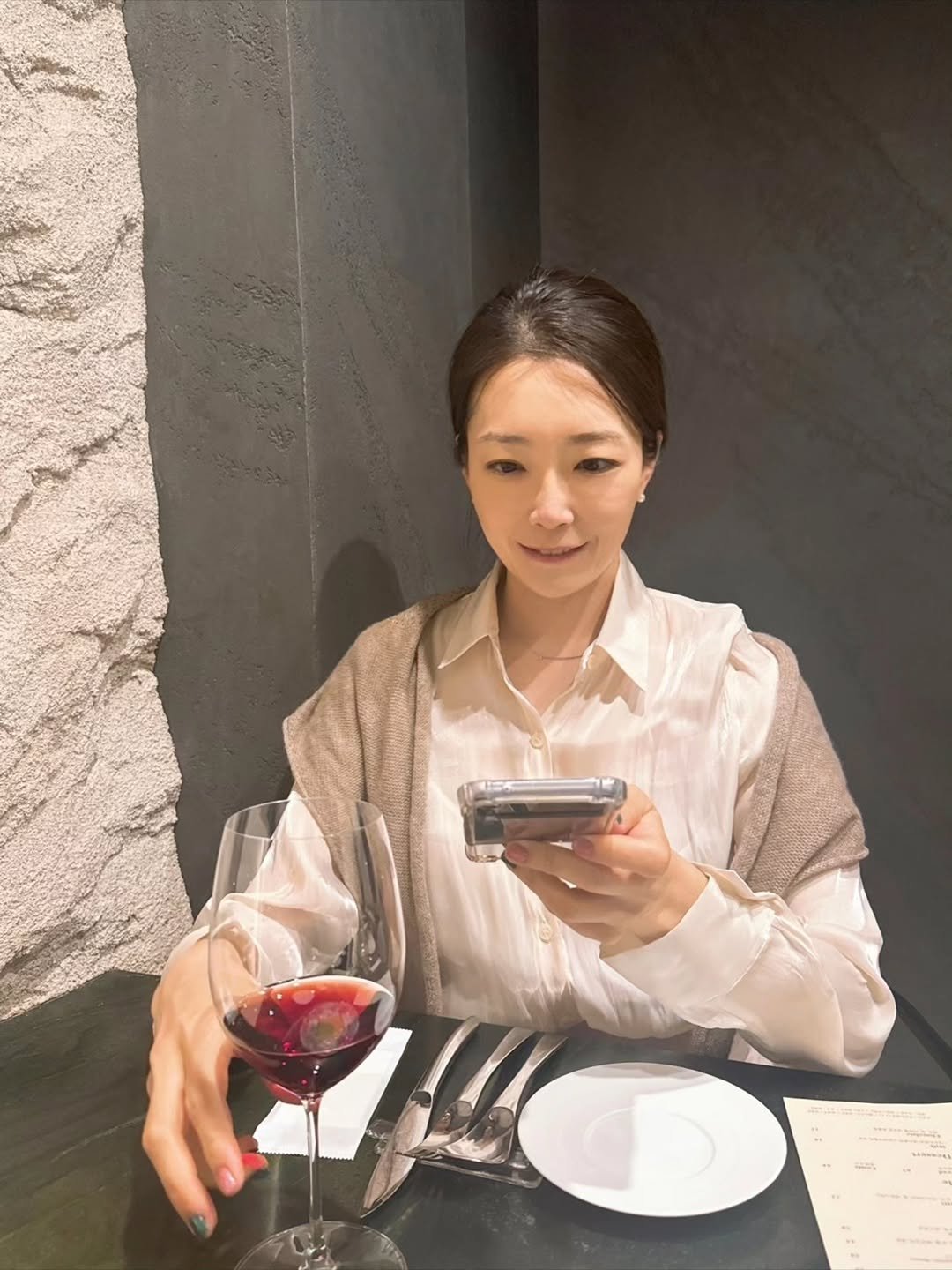 Photo shared by 염지혜 on December 05, 2025 tagging @poodel. May be an image of wine glass and text.