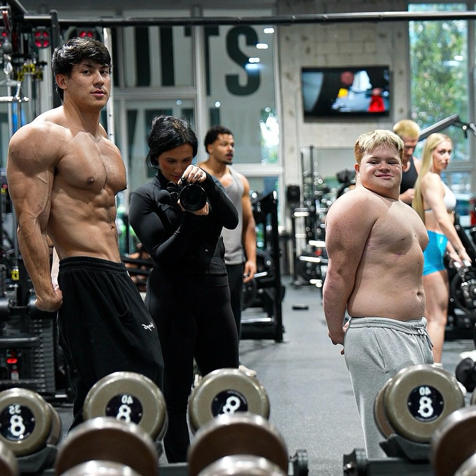 Photo shared by TOGI on October 29, 2025 tagging @stoffer__, and @leiithegoat. May be an image of one or more people, biceps, people bodybuilding, barbell and text.