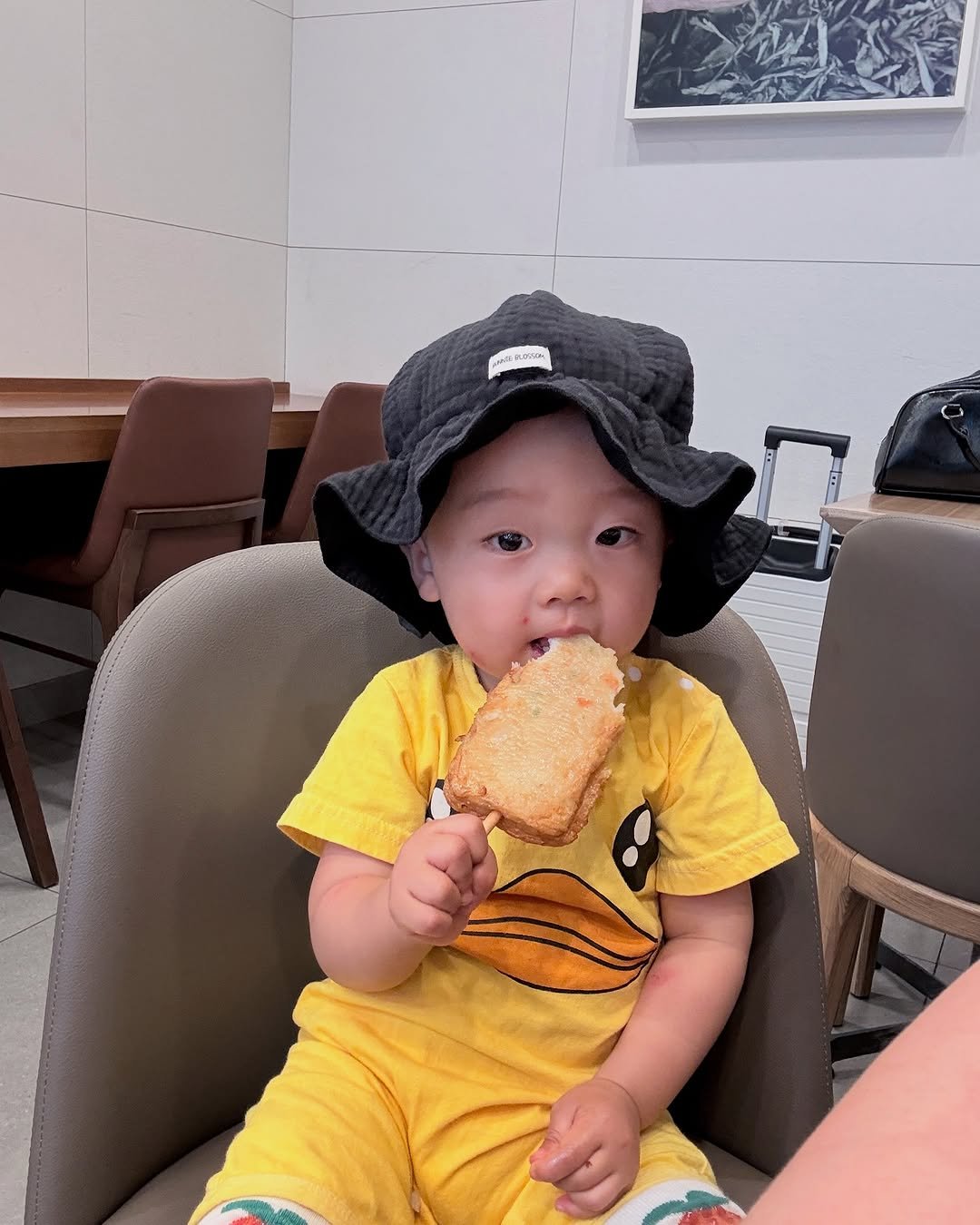 Photo by 양지영 (토빵이네🐰) on June 12, 2025. May be an image of 1 person, baby, hat and text.