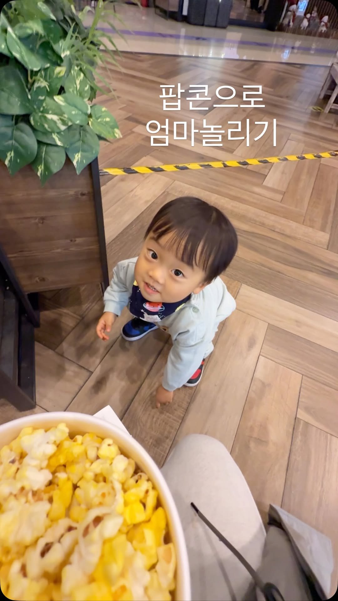 strong._.toppang 게시물 이미지: 고작 팝콘으로 엄마를 협박하다니?🍿