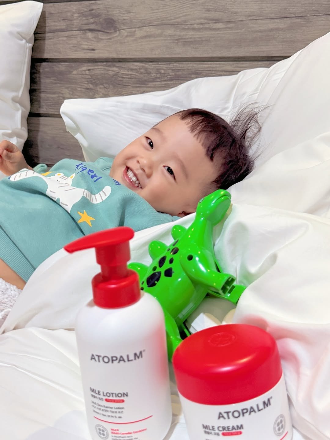 Photo shared by 양지영 (토빵이네🐰) on November 12, 2025 tagging @atopalm_official. May be an image of hair product, lotion, hand cream, ointment, diaper and text that says 'i9セよ！ せよ！ ATOPALM MLELOTION MLE LOTION 時格品 ATOPALM MLECREAM MLE CREAM'.