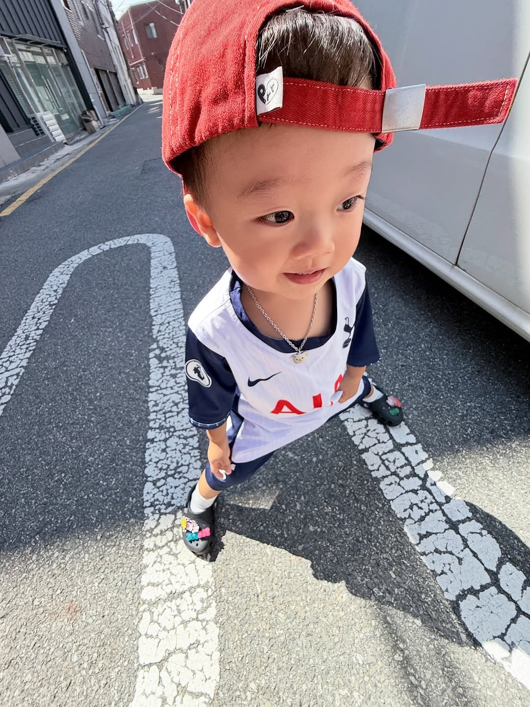 Photo by 양지영 (토빵이네🐰) on September 28, 2025. May be an image of 1 person, baby, hat and text.