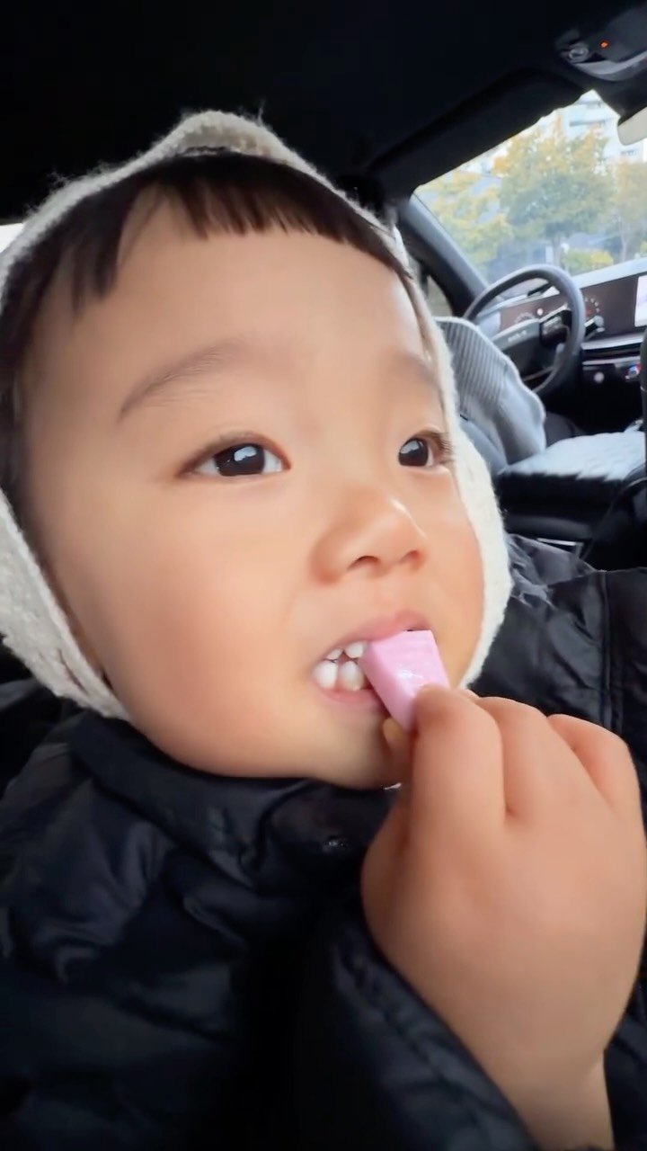 strong._.toppang 게시물 이미지: 27개월 인생 첫 새콤달콤의 맛 ㅋㅋㅋㅋ🍇 새콤달콤 주신 누나 감사합니다🥺💜💜