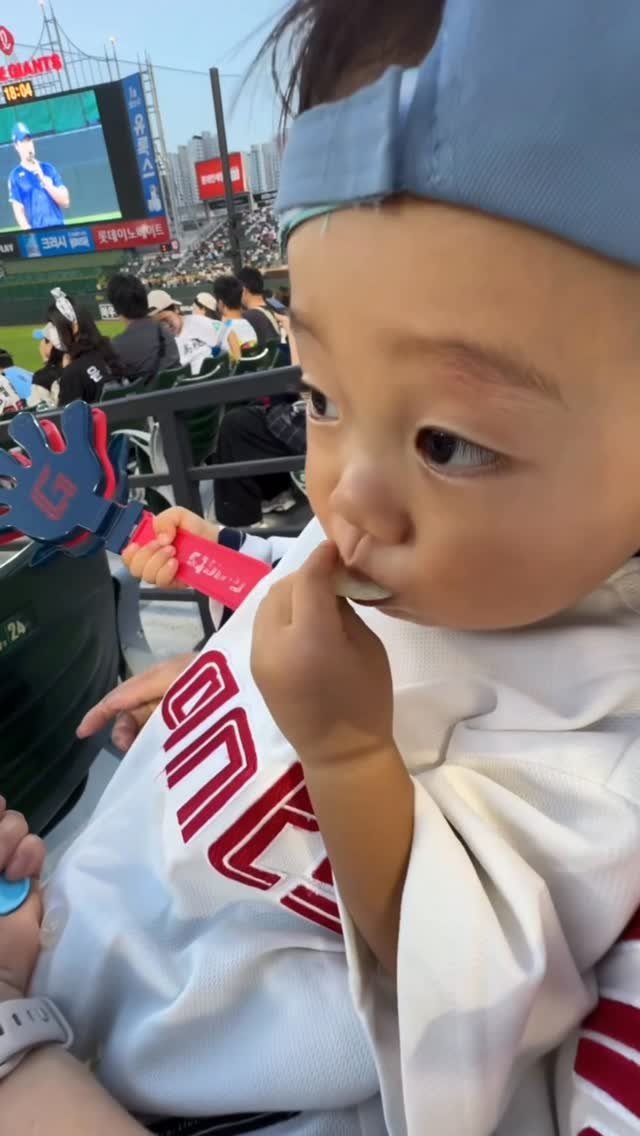 strong._.toppang 게시물 이미지: 야구장에서 감자칩 묵는아기