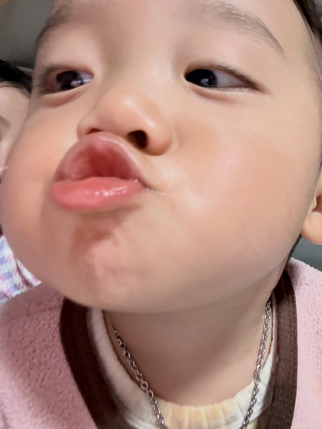 Photo by 양지영 (토빵이네🐰) on December 29, 2025. May be an image of baby, people kissing and text.