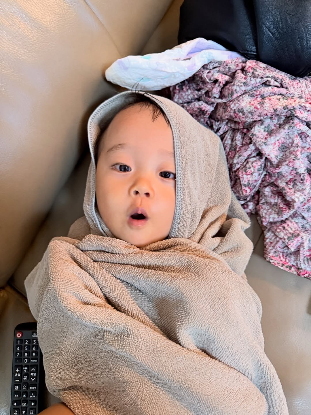 Photo by 양지영 (toppang's family🐰) on August 08, 2025. May be an image of 1 person, baby, diaper, bath robe, blanket and text.