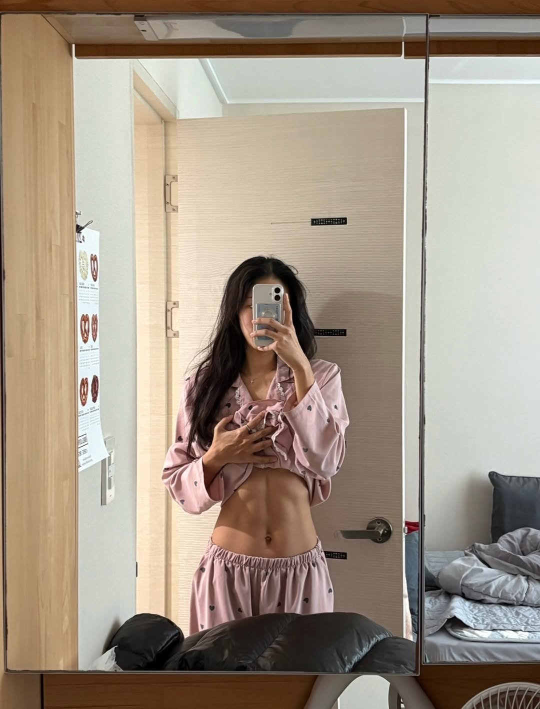 Photo by 스트롱지은 on February 17, 2026. May be an image of sleepwear, sweatpants and text.