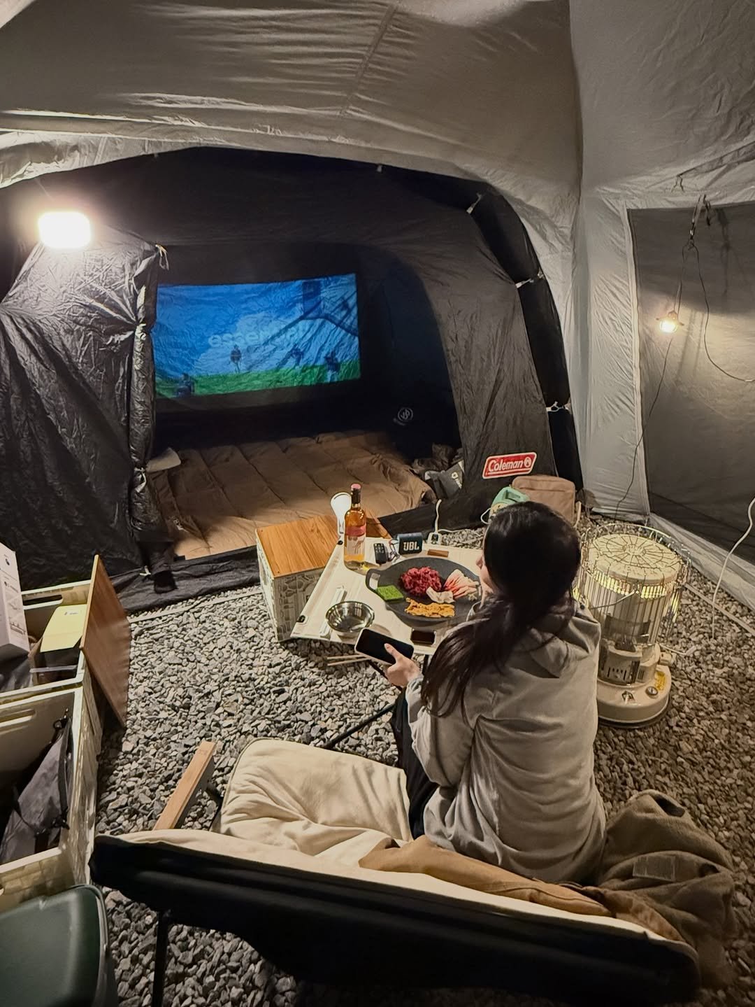 Photo by 스트롱지은 on March 22, 2026. May be an image of campsite, popcorn, screen, projector, outdoors and text.