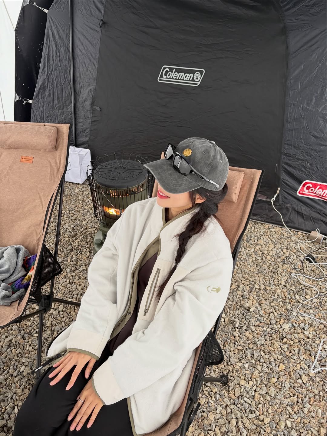 Photo by 스트롱지은 on March 02, 2026. May be an image of campsite, towel, blanket, deck chair, outdoors and text that says 'Coleman Coleman 0 Colen'.