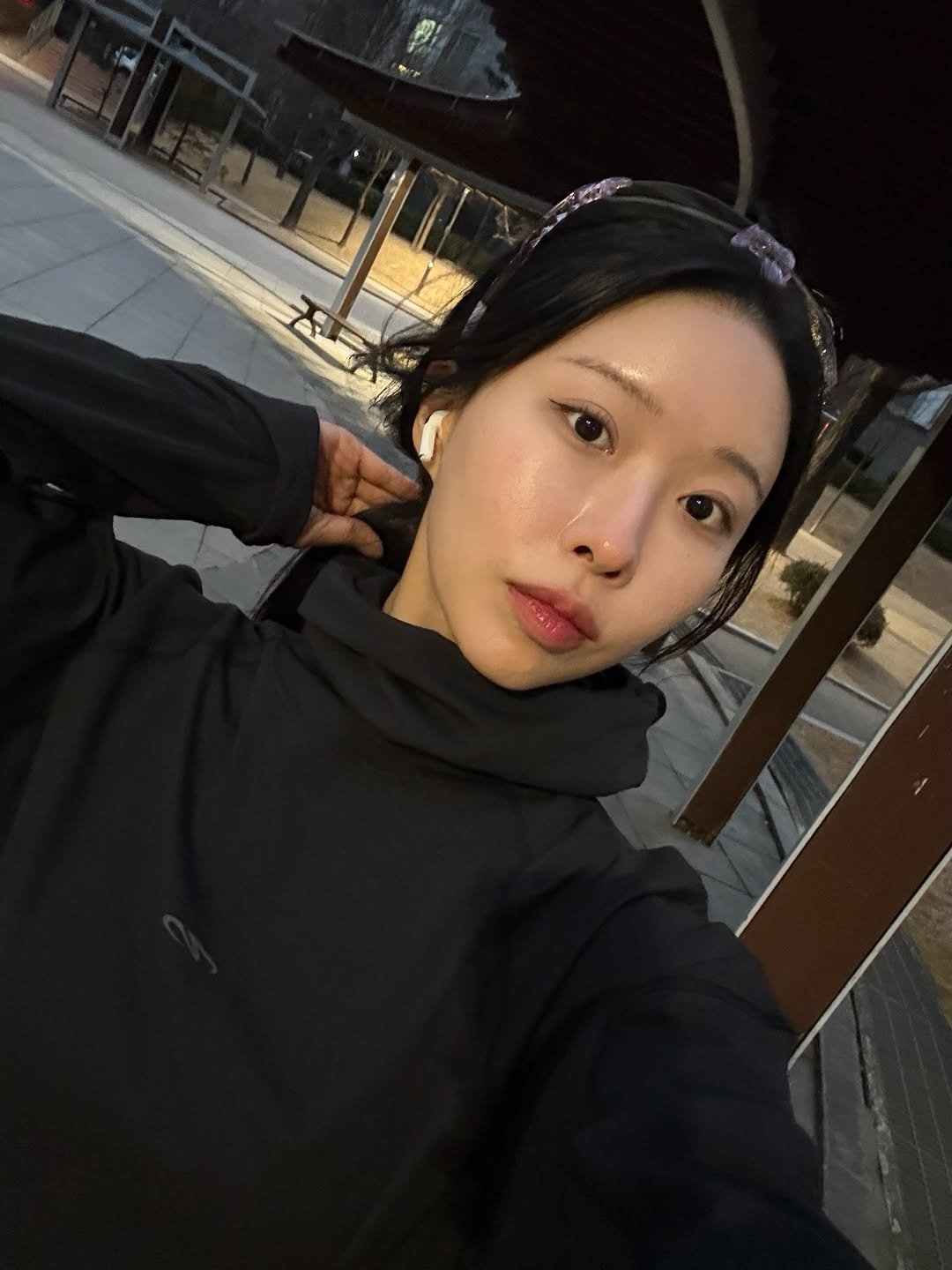 Photo shared by 스트롱지은 on March 15, 2026 tagging @malden_official, and @malden_running. May be a selfie of turtleneck, parka, face mask, outdoors and text.