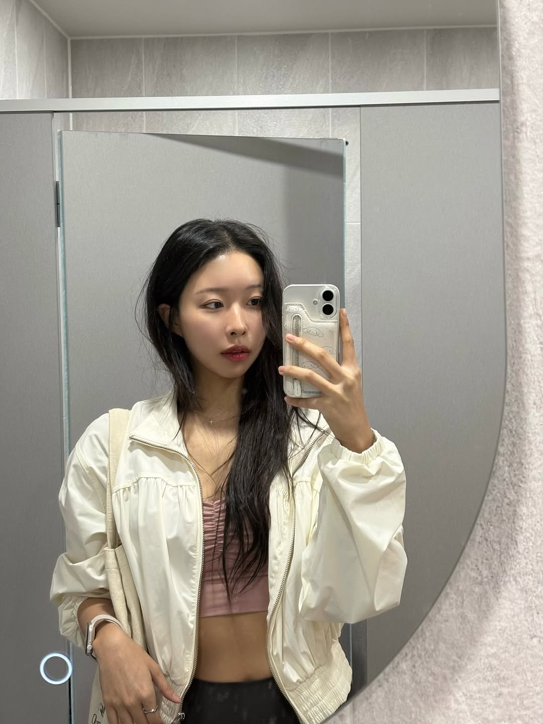 Photo by 스트롱지은 on March 14, 2026. May be a selfie of one or more people, hair, phone, coat, parka, top, flight jacket, mirror and text.