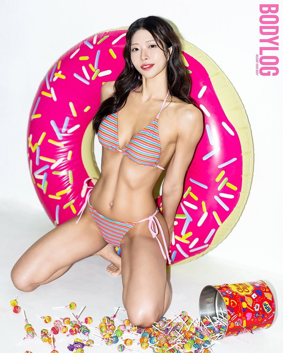 Photo shared by 스트롱지은 on July 29, 2025 tagging @studio_bodylog, @zuta_makeup, @ko.jjing, and @studio_bodylog_w. May be an image of 1 person, chewing bubblegum, magazine, bra and text.