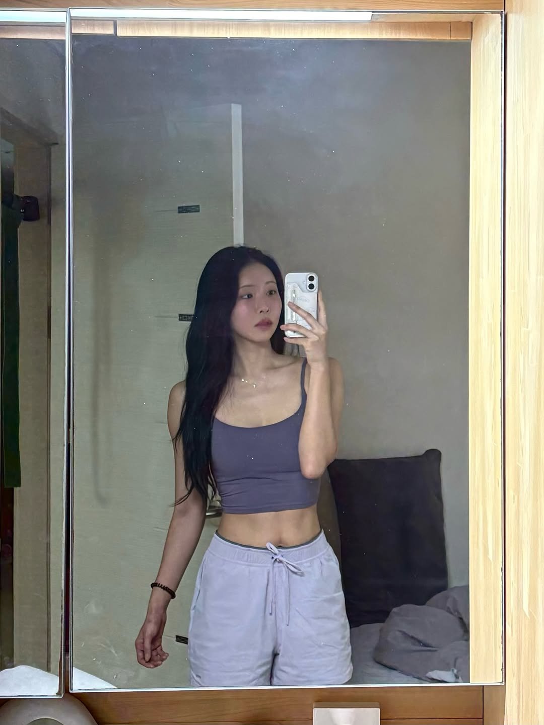 Photo by 스트롱지은 on February 25, 2026. May be a selfie of activewear, sweatpants, shorts, mirror, top and text.