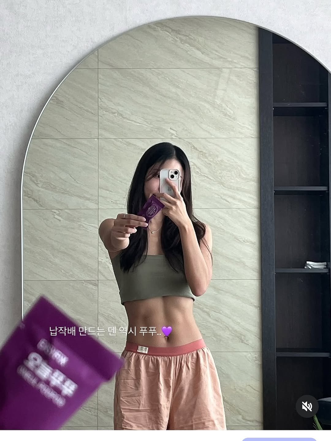 Photo by 스트롱지은 on September 16, 2025. May be an image of 1 person and text that says '남작배만드는덴역시푸무.. 납작배 만드는 납작배만드는 덴 역시 역시푸푸. 푸푸. たりが'.
